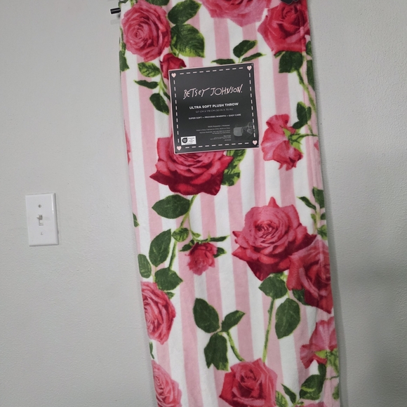 Betsey Johnson Other - Betsey Johnson Rose Print Throw Blanket